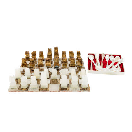 Konvolut: Schach-Backgammon-Spiel und 12 Perlmuttlöffel. - photo 1
