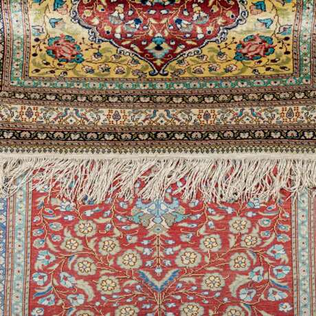 Orientteppich aus Seide. 20. Jahrhundert, 127x87 cm. - фото 3