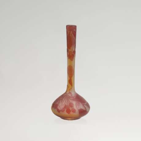 Gallé Solifleur-Vase mit Hagebutten - Foto 1