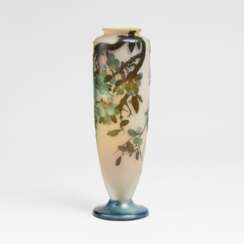 Große Gallé-Vase mit Schlehdorn