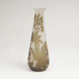 Konische Gallé-Vase mit Scheinrebe - Foto 1