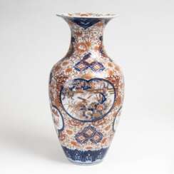 Imari-Vase mit Blumen und Vögeln