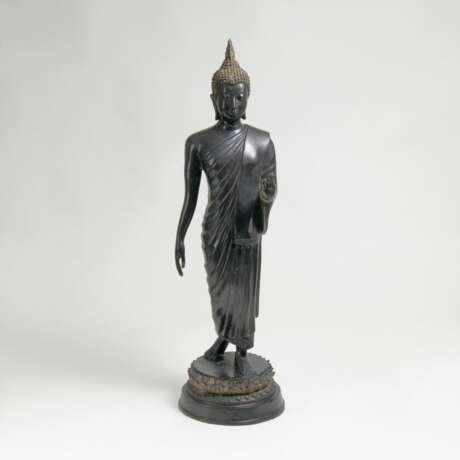 Bronze-Figur 'Schreitender Buddha' - фото 1
