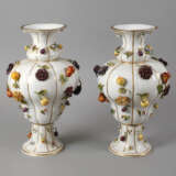 Thüringen großes Vasenpaar mit Blüten- und Früchtedekor - фото 1