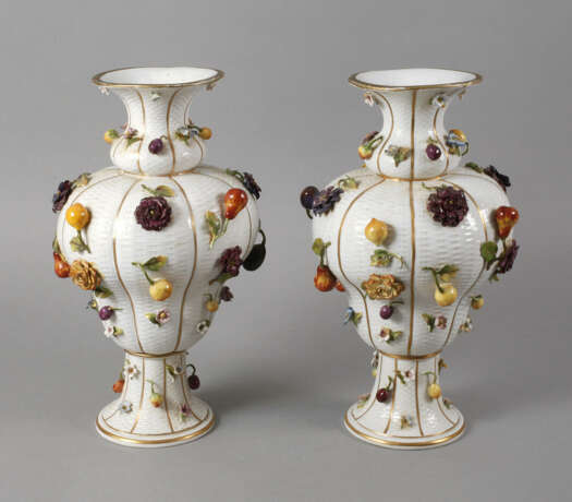 Thüringen großes Vasenpaar mit Blüten- und Früchtedekor - photo 1