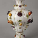 Thüringen großes Vasenpaar mit Blüten- und Früchtedekor - фото 2