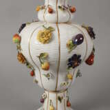 Thüringen großes Vasenpaar mit Blüten- und Früchtedekor - фото 4