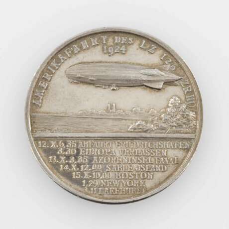 Silbermedaille Luftfahrt, Anfang 20. Jahrhundert - Auf die Amerikafahrt des LZ 126 1924, von C. Lauer, etwas besser als sehr schön, - фото 2