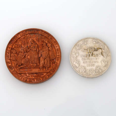 Kleines Konvolut aus 1 Medaille und 1 Münze, 19. Jahrhundert - bestehend aus - фото 2