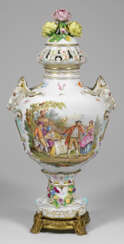 Große Potpourri-Vase mit Watteaudekor