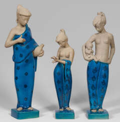 Drei große weibliche Statuetten