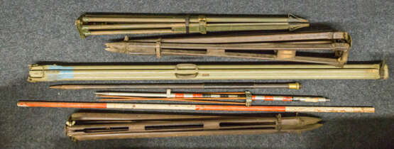 Zubehör zu historischen optischen Messgeräten - 3 x Holzstativ Dreifuß (Sartorius), - Foto 1