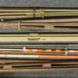 Zubehör zu historischen optischen Messgeräten - 3 x Holzstativ Dreifuß (Sartorius), - фото 1