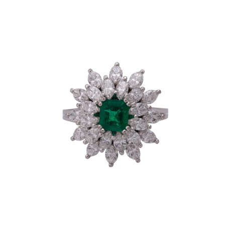 Ring mit Smaragd und Diamantnavettes - фото 1