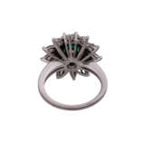 Ring mit Smaragd und Diamantnavettes - photo 4