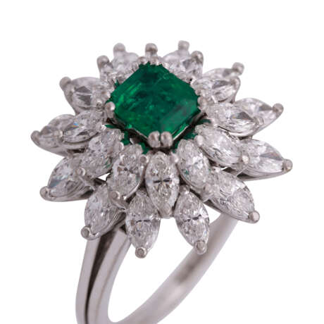 Ring mit Smaragd und Diamantnavettes - photo 5