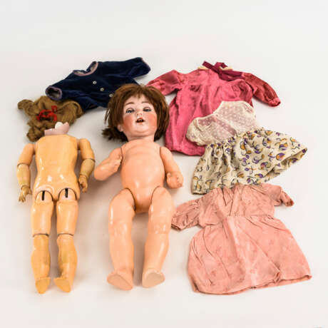 2 Puppenkörper, defekter Kopf und Kleidung - photo 1