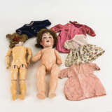 2 Puppenkörper, defekter Kopf und Kleidung - photo 1