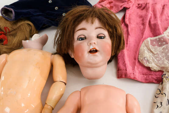 2 Puppenkörper, defekter Kopf und Kleidung - Foto 2