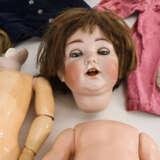 2 Puppenkörper, defekter Kopf und Kleidung - photo 2