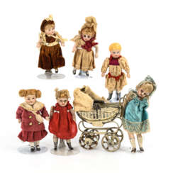 Puppenwagen und 6 alt bekleidete Puppenstubenpüppchen