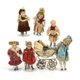 Puppenwagen und 6 alt bekleidete Puppenstubenpüppchen - Foto 1