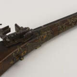 Orientalisches Steinschlossgewehr mit Bein- und Messingeinlagen - фото 2