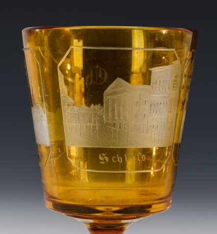 Kelchglas und kleiner Bierkrug - фото 4