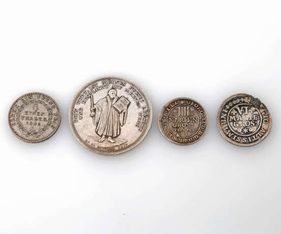 Kleines Konvolut Mariengroschen aus Braunschweig und weitere Münzen und Medaillen - - фото 2