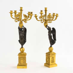 Paar 6-flammige Figurenleuchter mit Viktoria-Figuren (aux Victoires)