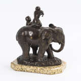 Geschmückter Elefant mit 3 Asiaten - photo 2