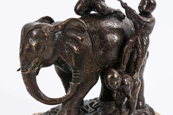 Geschmückter Elefant mit 3 Asiaten - Foto 3