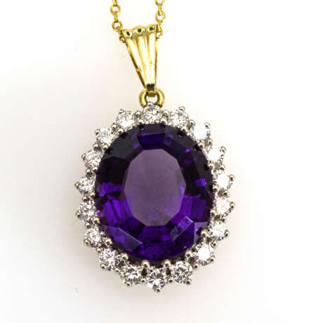 Entourage-Anhänger mit Amethyst und Brillanten an Kette - Foto 1