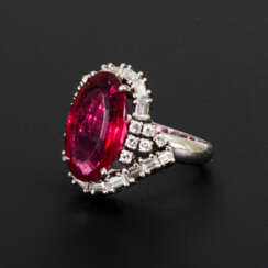 Hochwertiger Entourage-Ring mit Rubin, Brillanten und Diamanten
