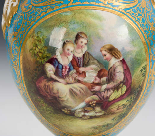 Französische Vase mit Watteaumalerei - фото 2
