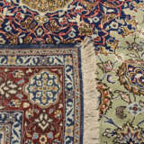Orientteppich mit großem Rosettenmedaillon in Art der Ardebil-Teppiche - photo 2