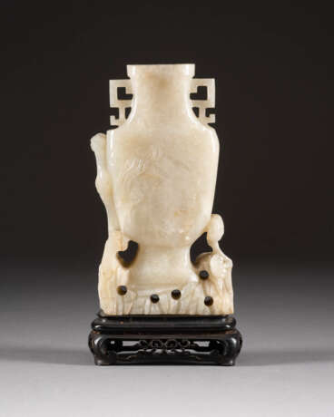 SCHMALE VASE AUS JADE - photo 1