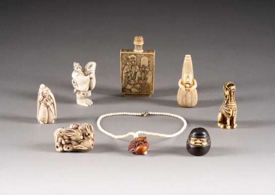 ACHTTEILIGES KONVOLUT: SNUFFBOTTLES, KETTE, NETSUKE - photo 1