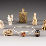 ACHTTEILIGES KONVOLUT: SNUFFBOTTLES, KETTE, NETSUKE - photo 1