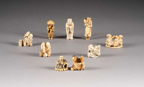 ZWEI KLEINE FIGUREN UND SIEBEN NETSUKE - photo 1