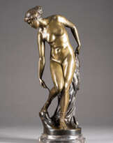 DIANA, EINE SANDALE BINDEND