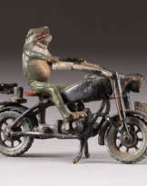 FROSCH AUF EINEM MOTORRAD