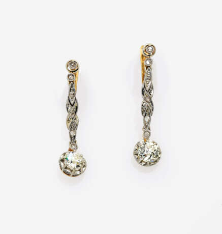 Ein Paar Ohrgehänge mit Diamanten - photo 1