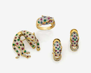 Parure bestehend aus Brosche, einem Paar Ohrclips und einem Ring in Pantherform mit Diamanten, Rubinen, Saphiren und Smaragden 