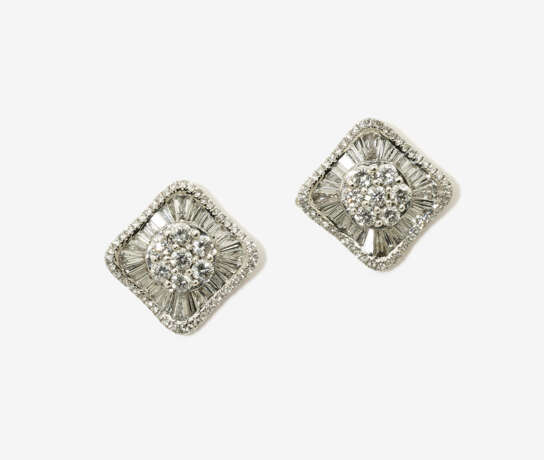 Ein Paar Ohrstecker mit Diamanten - фото 1