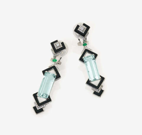 Ein Paar Ohrgehänge mit Aquamarinen, Onyx, Smaragden und Brillanten - Foto 1