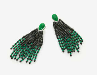 Ein Paar Ohrgehänge mit schwarzen und grünen Achat-Perlen, Jadetropfen und Brillanten