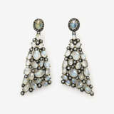 Ein Paar Ohrgehänge mit Mondsteinen, Diamanten und Diamantrosen - photo 1