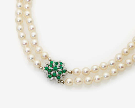 Zweireihige Zuchtperlenkette mit einem Smaragd- Diamanten- Zierschloss - Foto 1