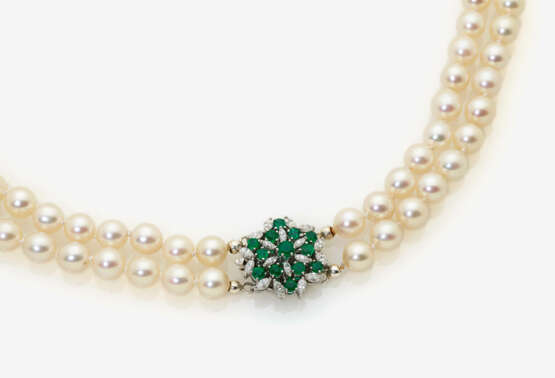 Zweireihige Zuchtperlenkette mit einem Smaragd- Diamanten- Zierschloss - photo 2